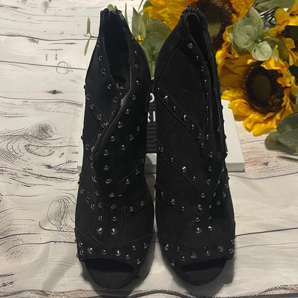 G by Guess Black Studded Heels Size 6.5 Preowned